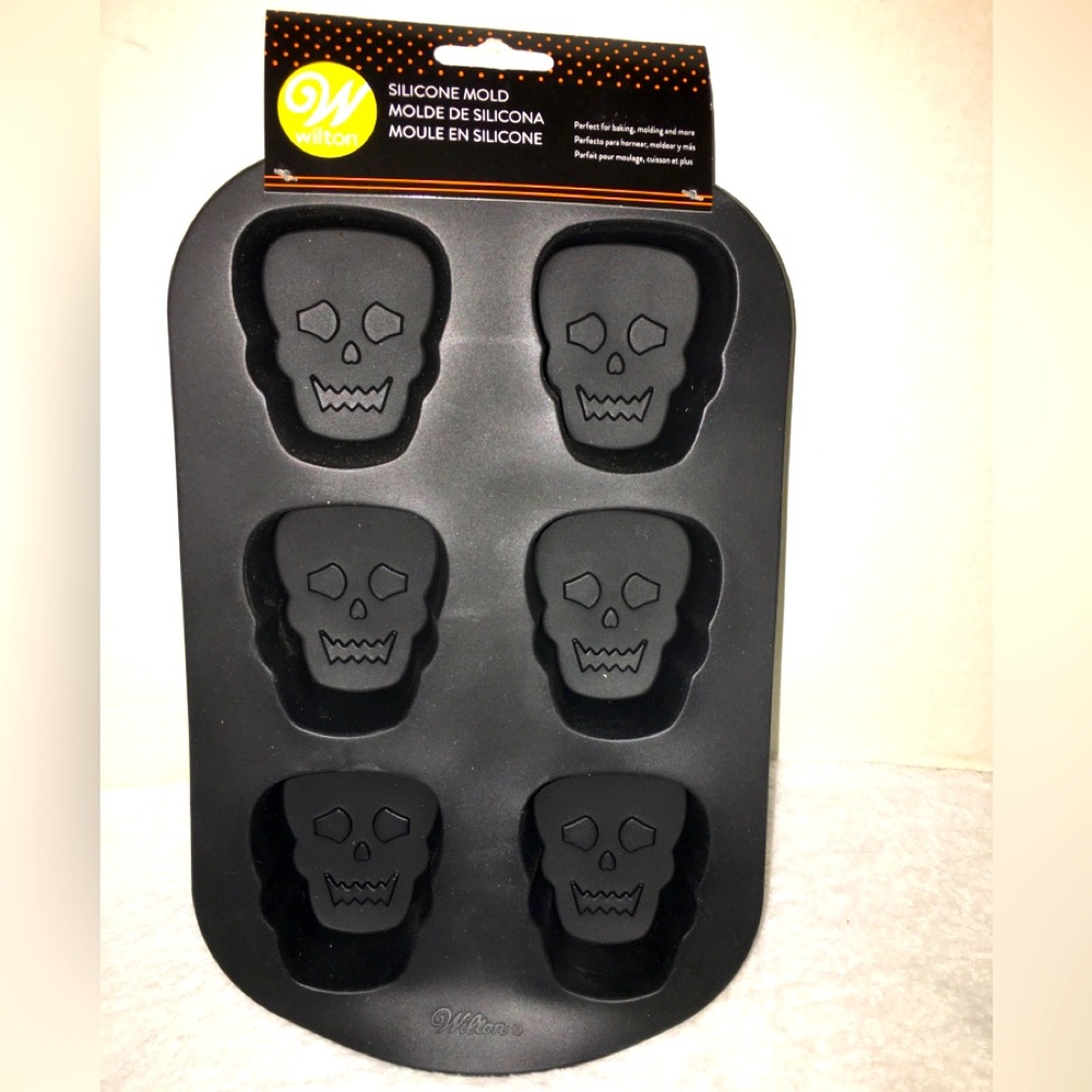 Wilton Halloween Skull Silicone mold with 6 cavity in black - Black